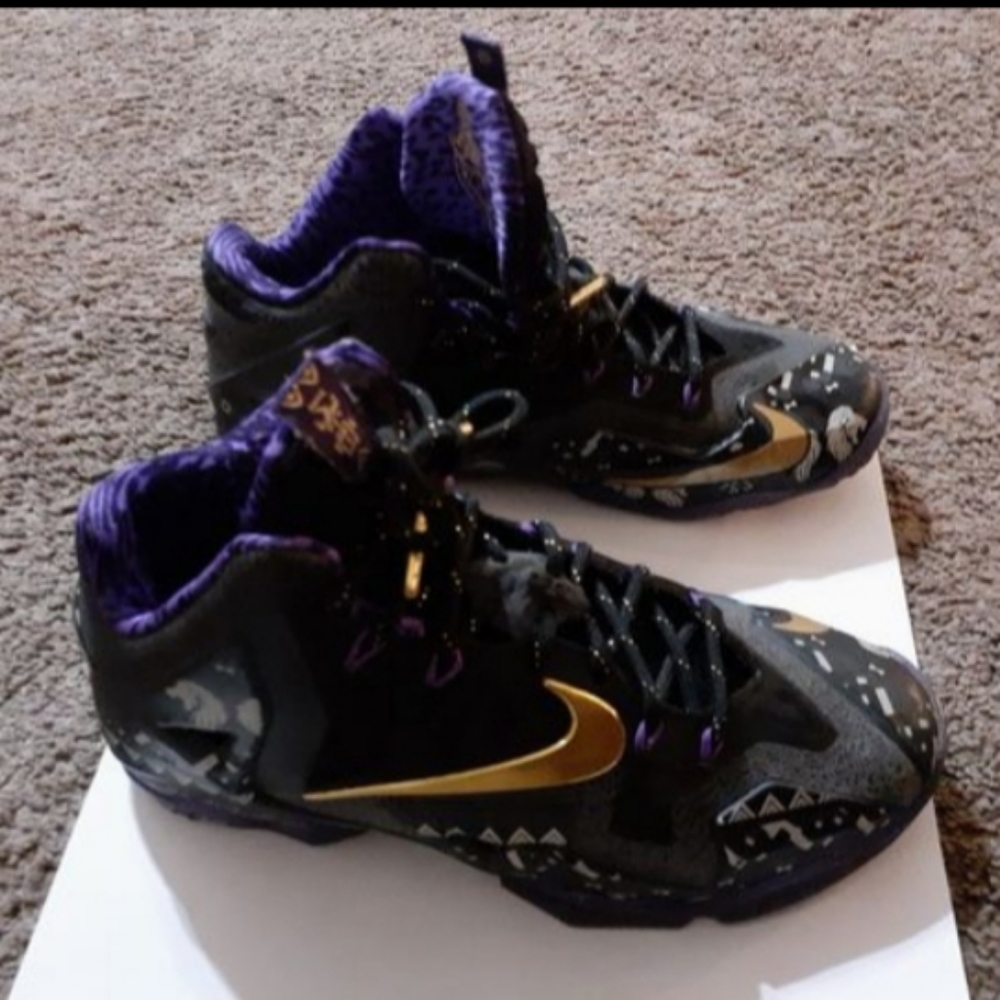 Nike LeBron James (King James Version)